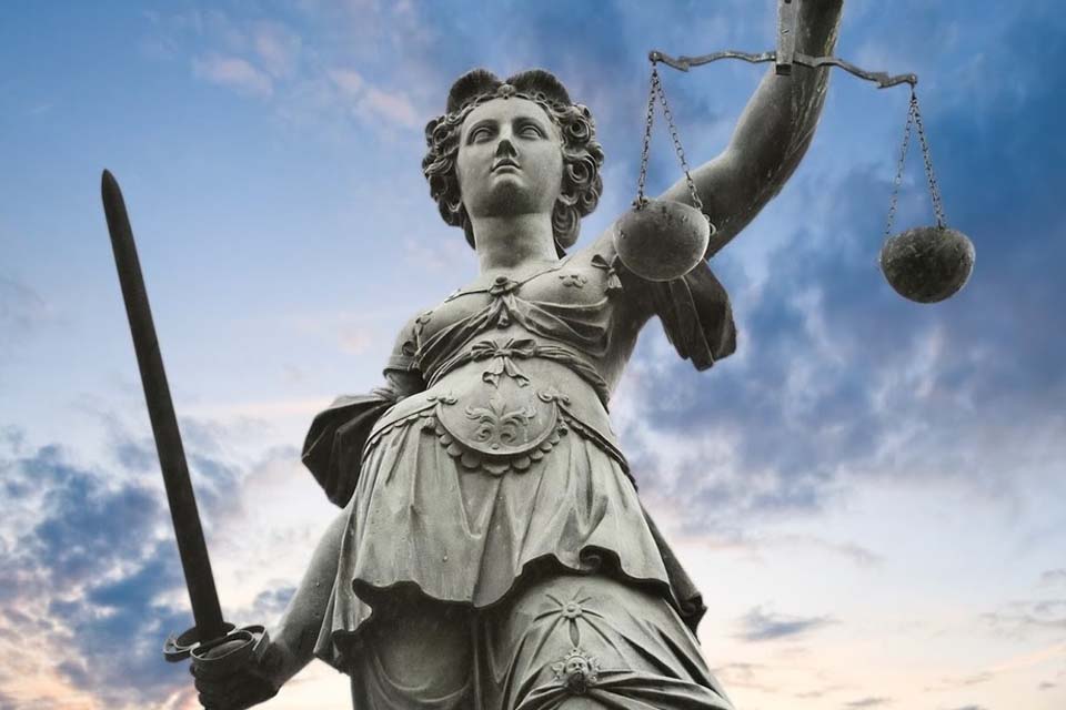 Justiça de Rondônia condena ex-secretário municipal de Educação, quatro pessoas e uma empresa por improbidade administrativa