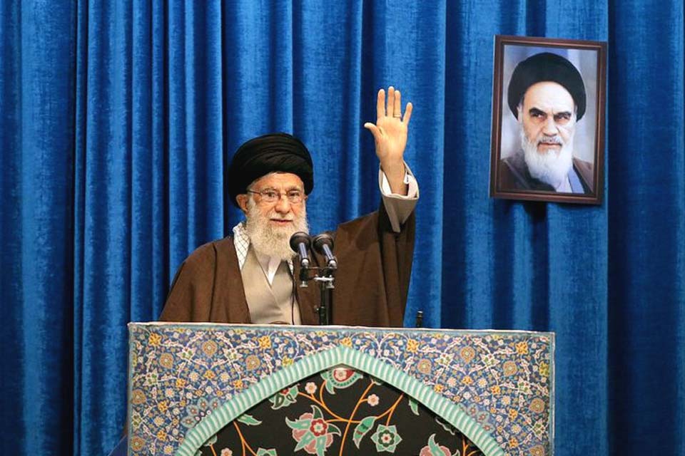 Aiatolá Khamenei apela à unidade no Irã após desastre aéreo
