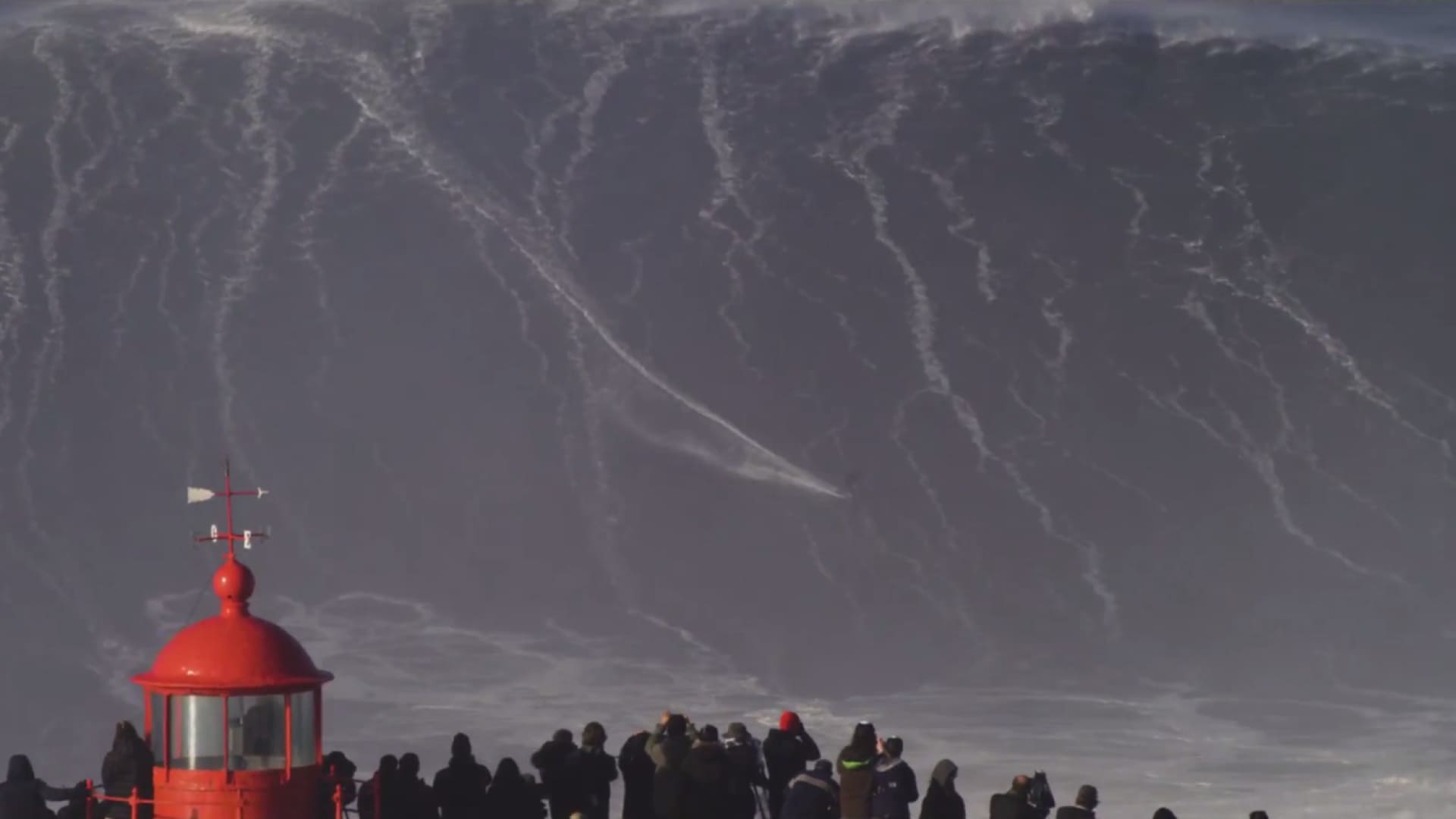 Sebastian Steudtner surfa onda gigante em Portugal