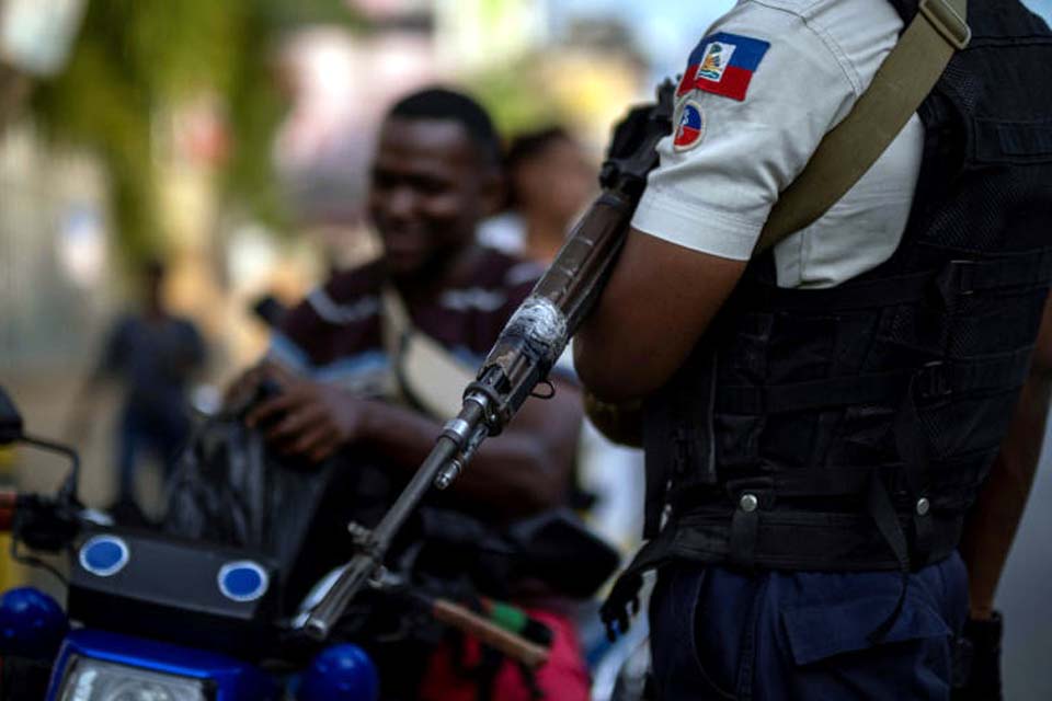 Violência de grupos criminosos aumenta e ameaça famílias no Haiti