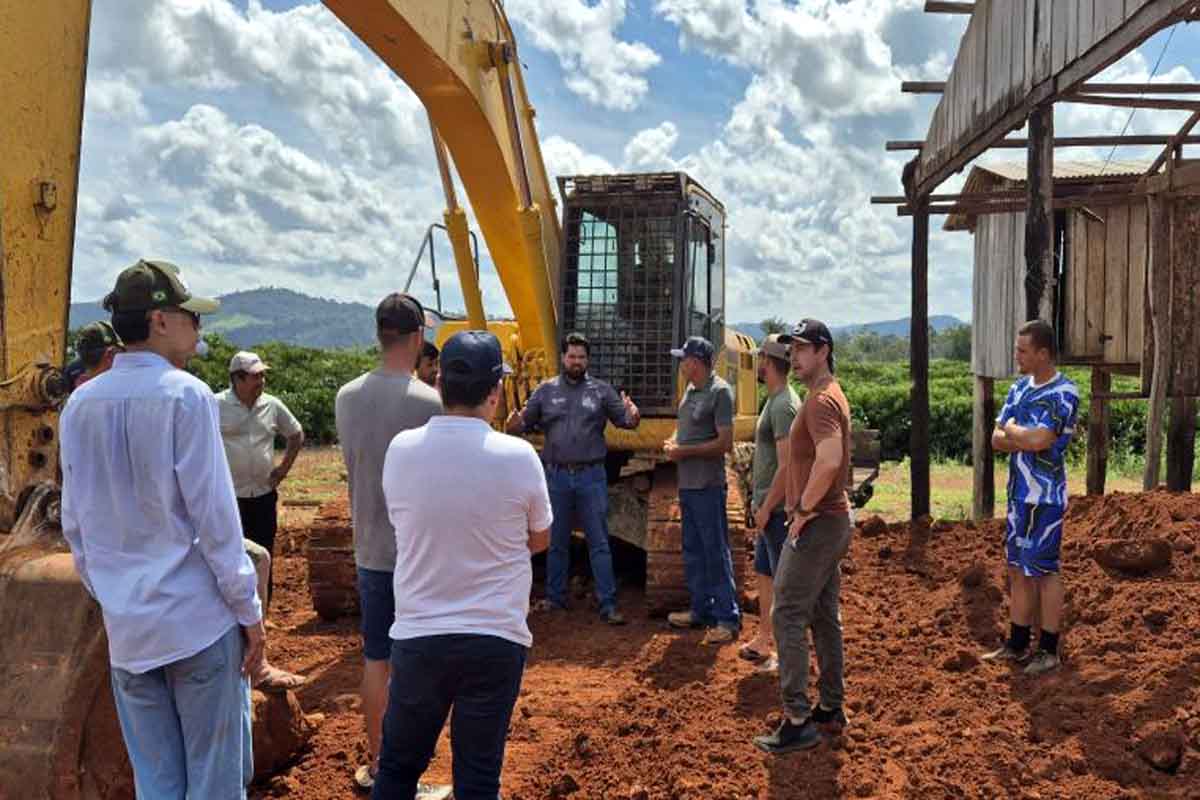 Jean Oliveira acompanha início de obra de barracão para produtores rurais de Nova Gease