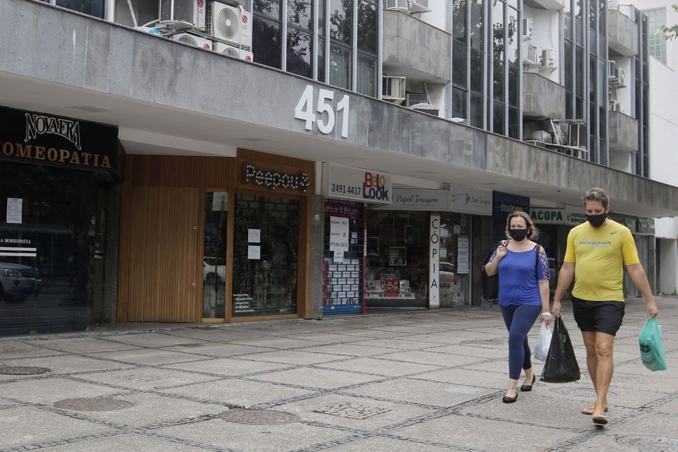 Pandemia fecha 39,4% das empresas paralisadas, diz IBGE