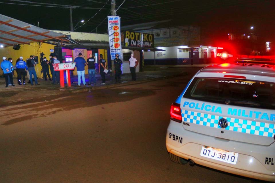 Equipe flagra bar vendendo bebidas alcoólicas em horário proibido e clientes sem máscara