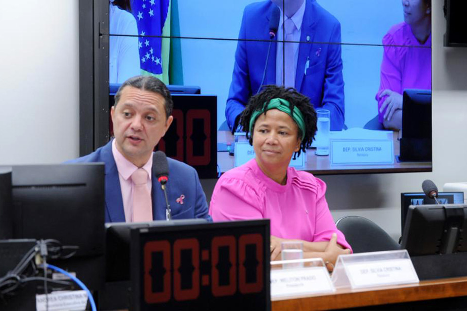 Projeto de Silvia Cristina e Weliton Prado trata da participação estrangeira em ações contra o câncer