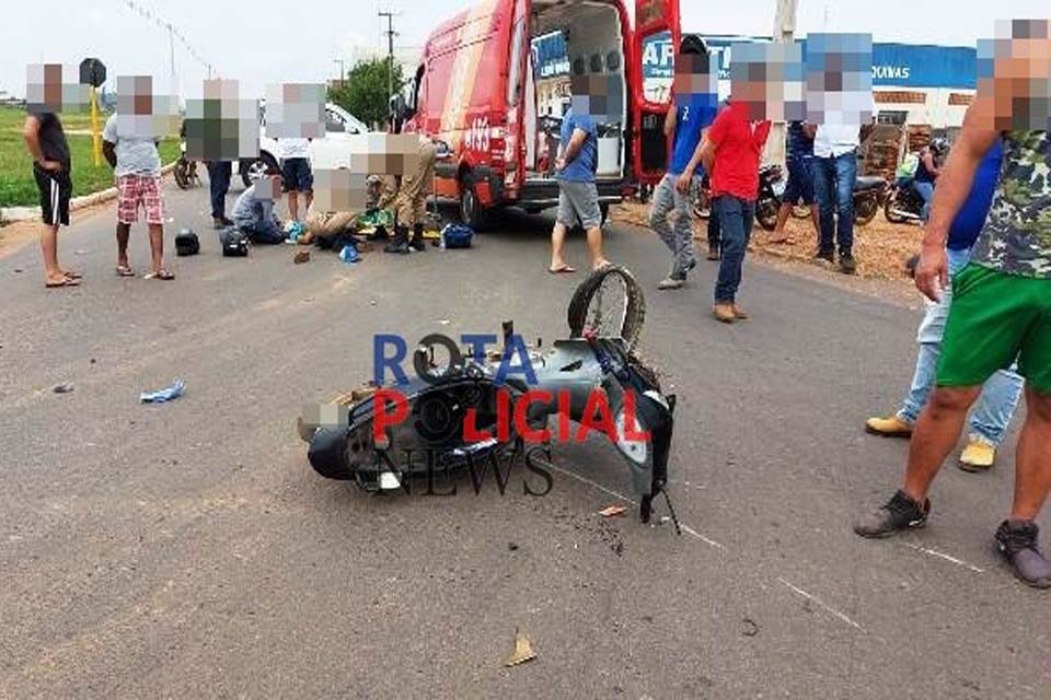 Motociclista fratura as duas pernas em colisão com picape Strada