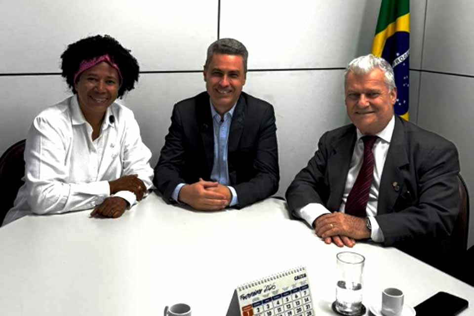 Deputada Sílvia Cristina recebe a garantia de que seguro-defeso será pago neste mês de fevereiro