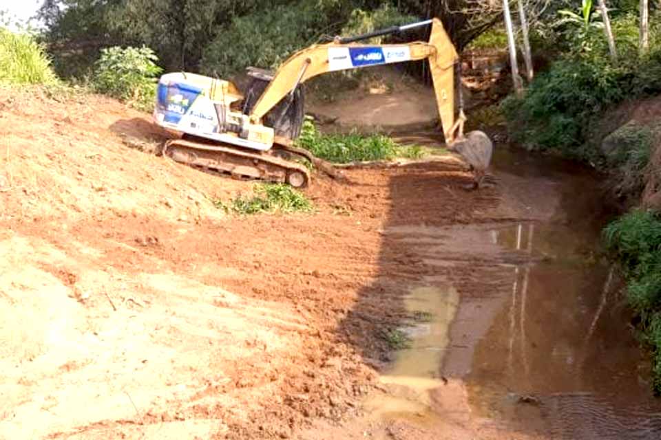 Prefeitura de Jaru realiza limpeza de canais no Setor 3