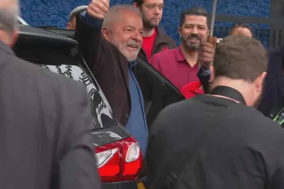 Lula vota em São Bernardo do Campo: “pelo fim do ódio”