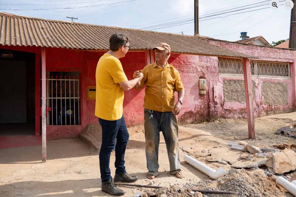 Prefeitura realiza terraplanagem na Rua Minas Gerais no setor 05; via também receberá asfalto novo