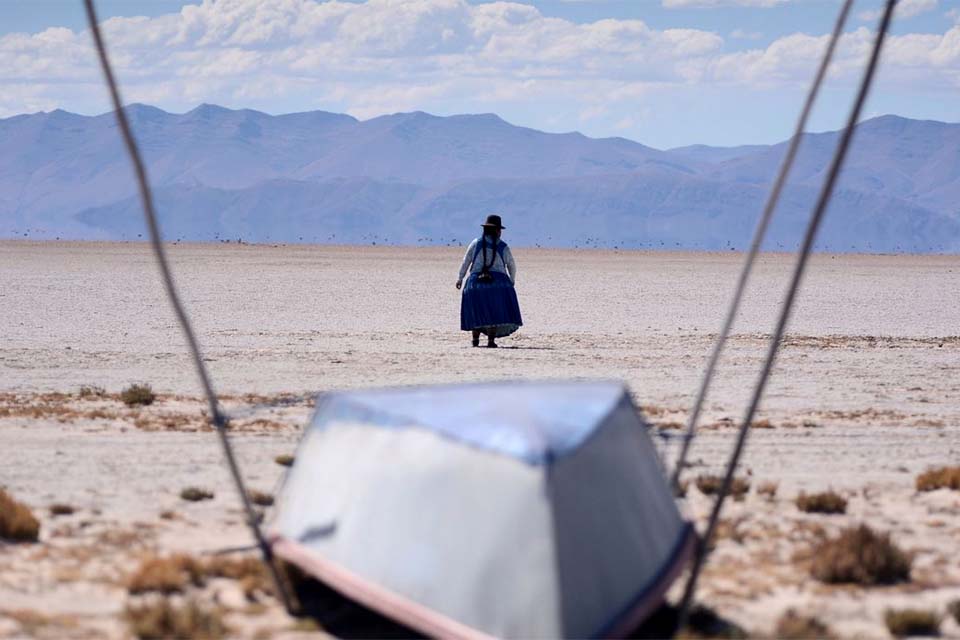 Lago seca na Bolívia e cientistas temem que nunca mais volte a encher
