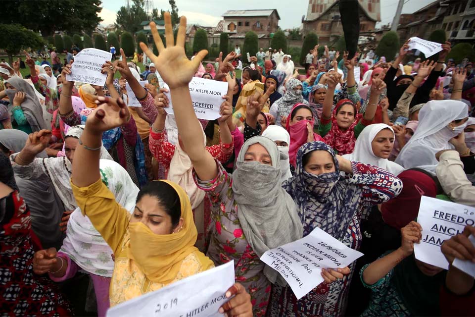 Polícia e manifestantes se enfrentam na Caxemira indiana