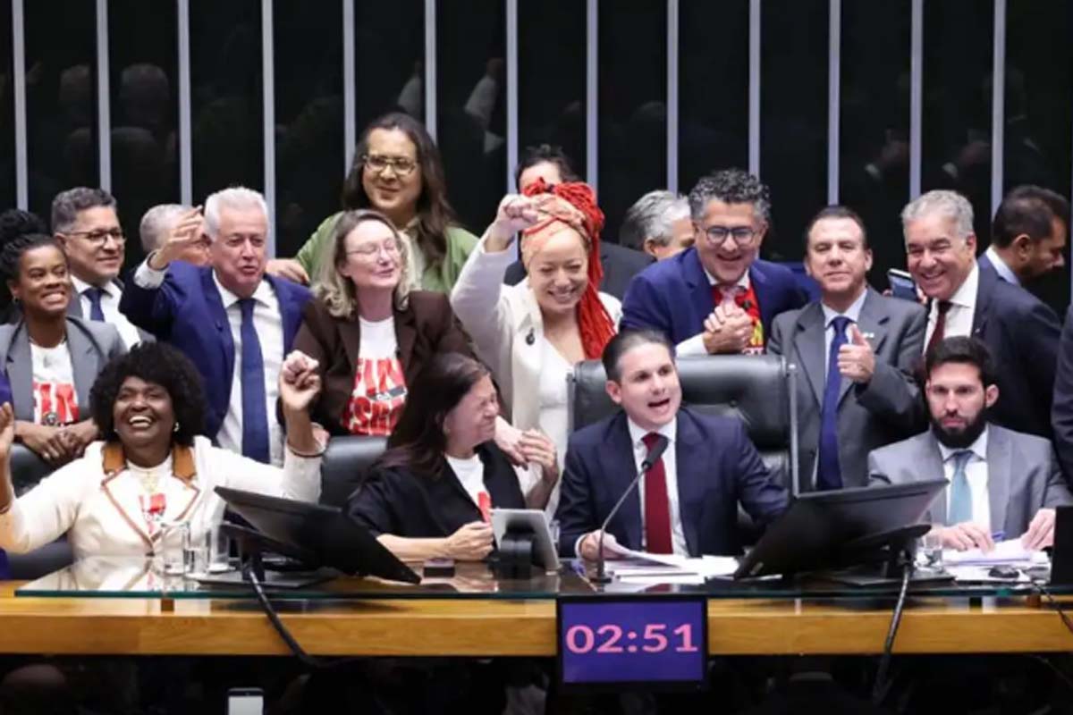 Câmara aprova, em dois turnos, PEC pelo fim da escala 6x1