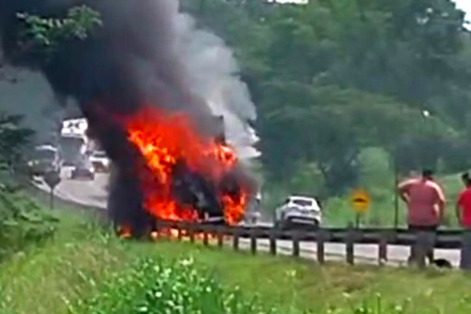 Carreta  carregada com bebida pega fogo na BR 364 na “Curva da Morte”