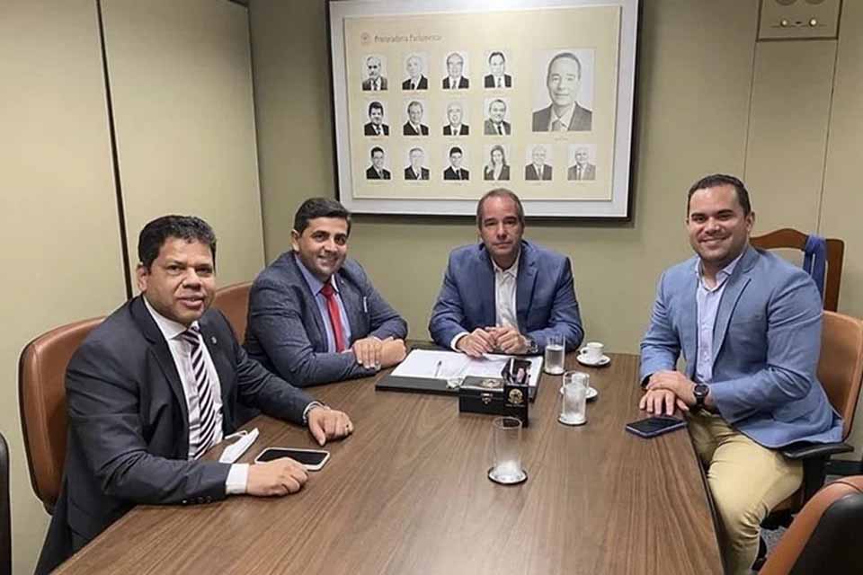 Jair Montes recebe o pré-candidato à presidência André Janones em encontro estadual do Avante