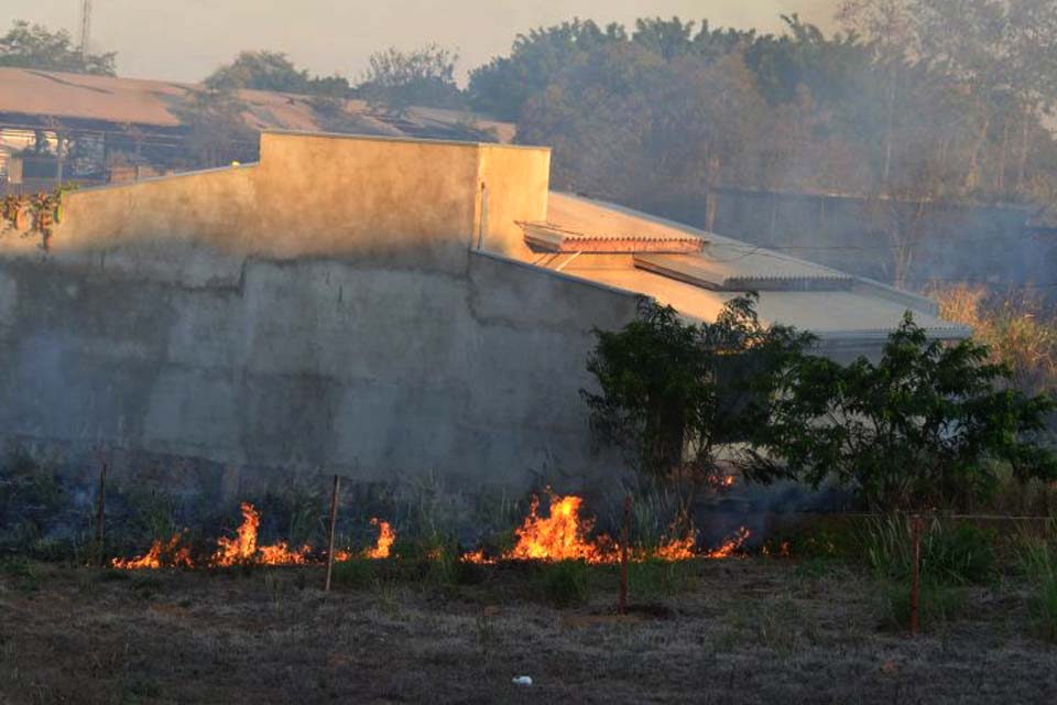 Semeia sensibiliza população para perigos das queimadas urbanas