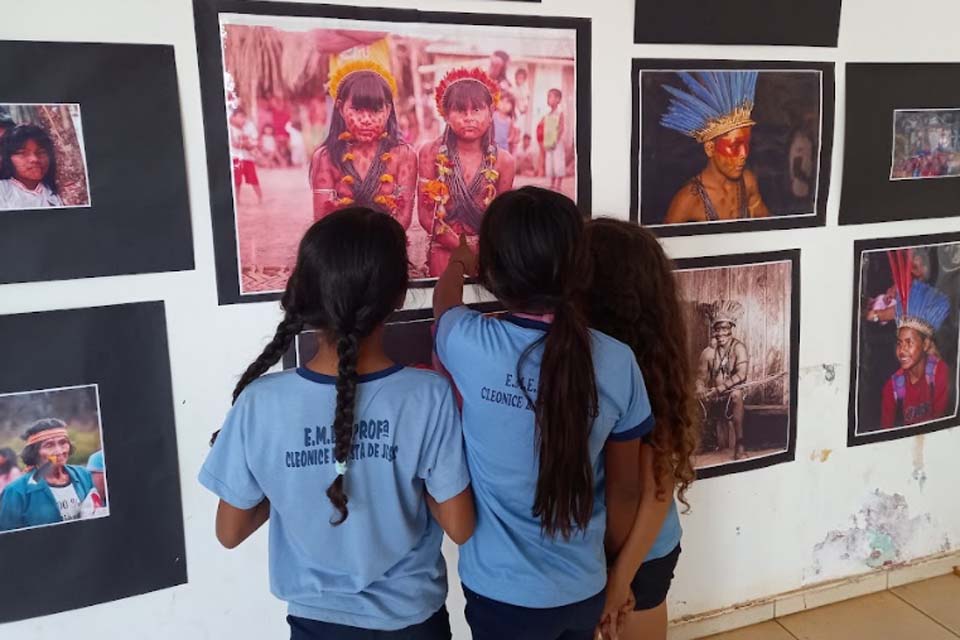 Exposição fotográfica realizada em escolas promove valorização da cultura indígena Nambiquara  