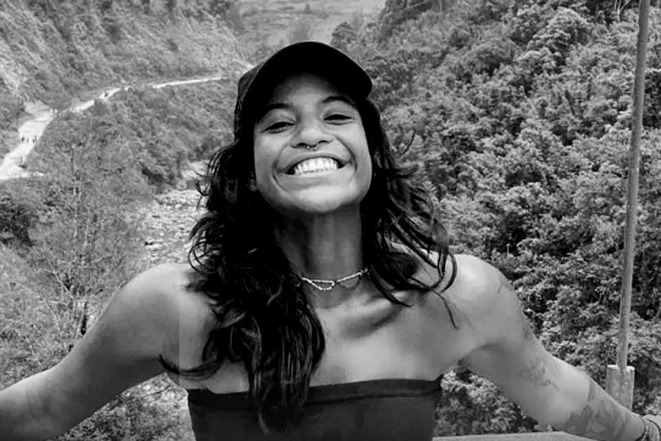 Após 7 horas, corpo de Juliana Marins é resgatado de vulcão na Indonésia