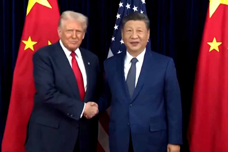 Trump diz ter falado com Xi sobre trabalho conjunto para 
