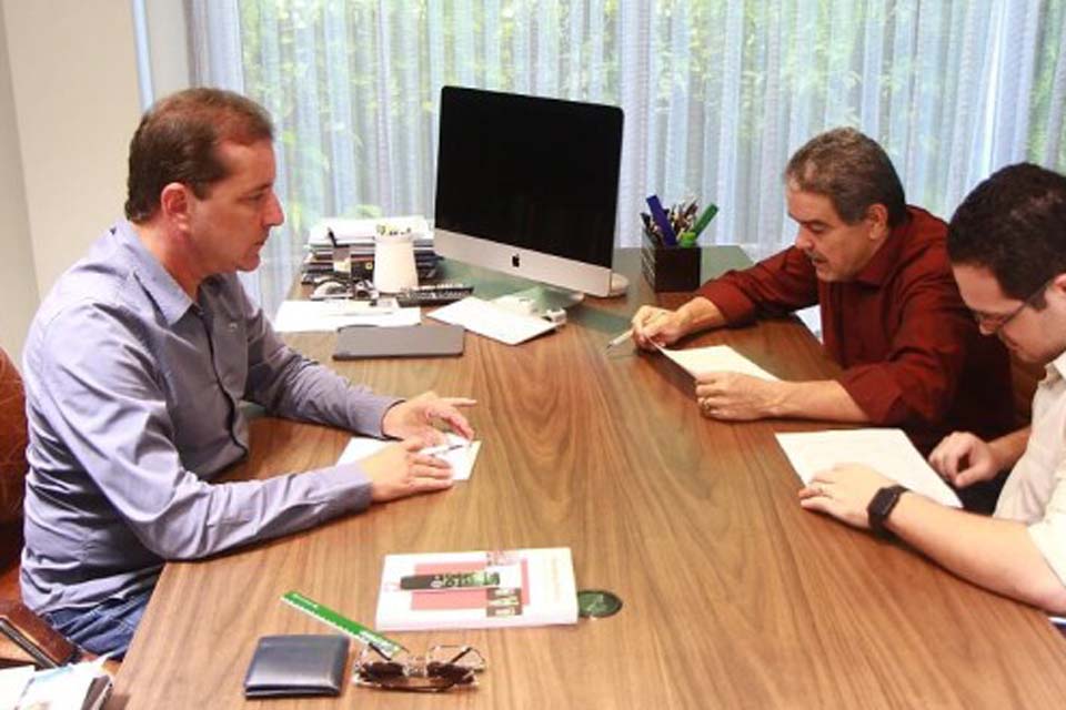 Prefeito Hildon Chaves recebe emenda parlamentar para investir em obras em escolas