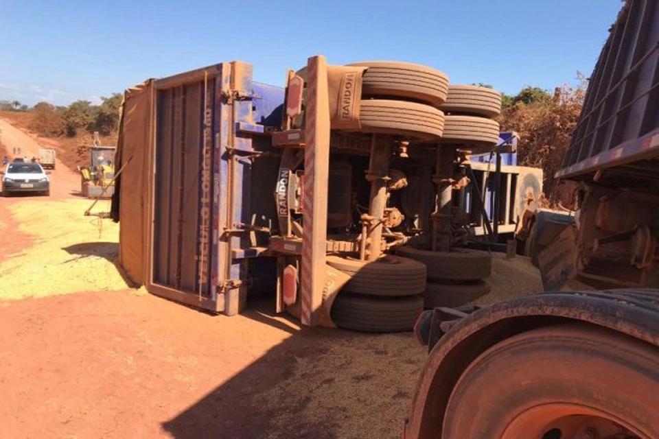  Carreta carregada de milho tomba em área rural de Cerejeiras
