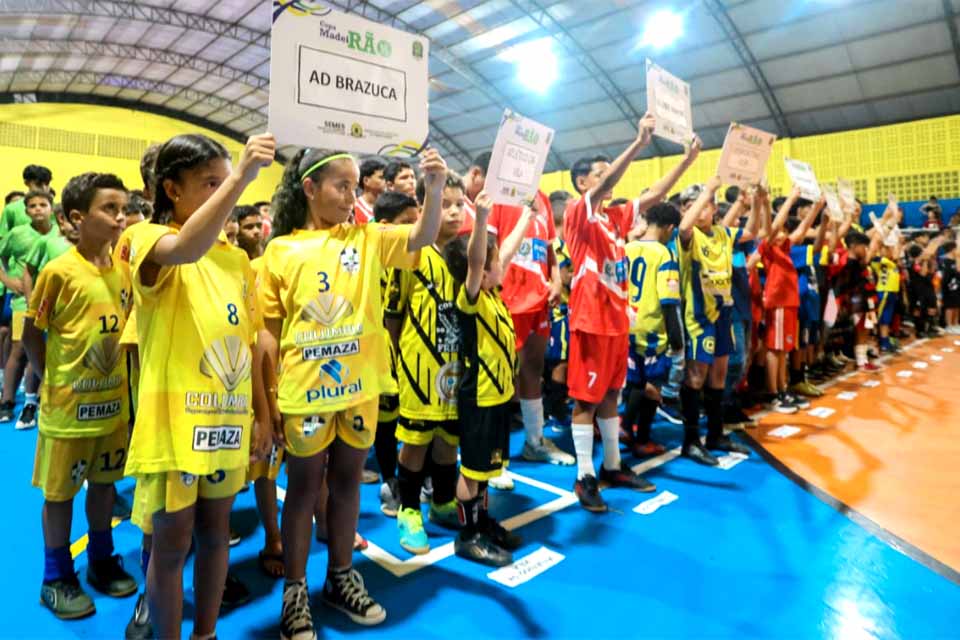 Atletas, autoridades e torcedores lotam Ginásio Dudu na solenidade de abertura da 1ª Copa de Futsal de Base