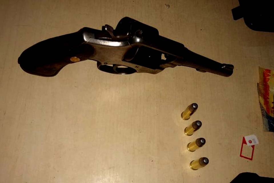 Motorista de aplicativo é feita refém dentro de carro por bandidos que iam matar rival