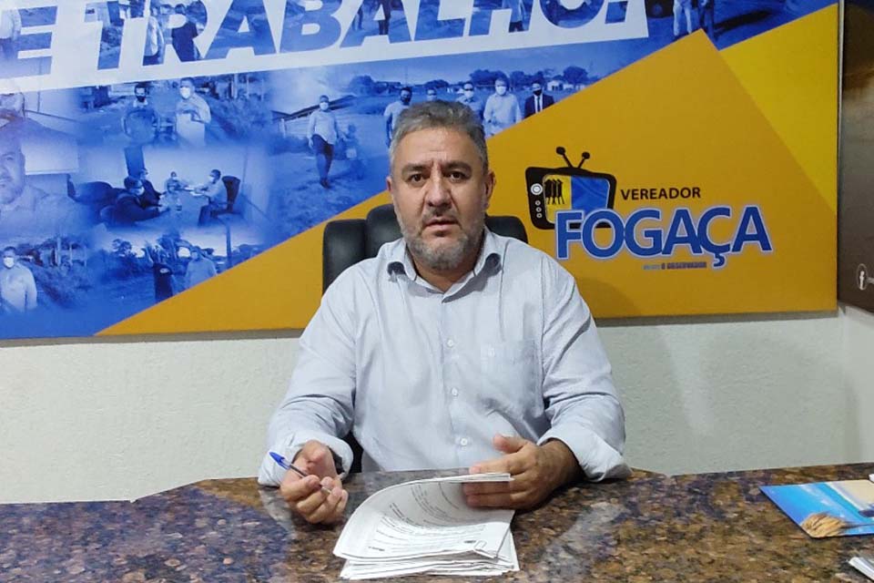 Vereador Fogaça destaca trabalho da Emdur nos pontos de iluminação pública na praça do Centro de artes e Esporte Unificado