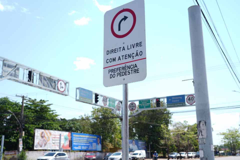 Entenda como funciona o sinal que permite conversão mesmo com semáforo vermelho