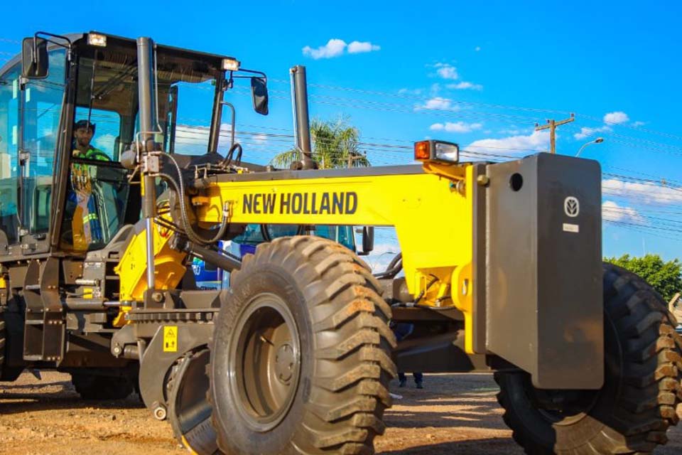 Prefeitura amplia frota de maquinários com aquisição de mais uma motoniveladora