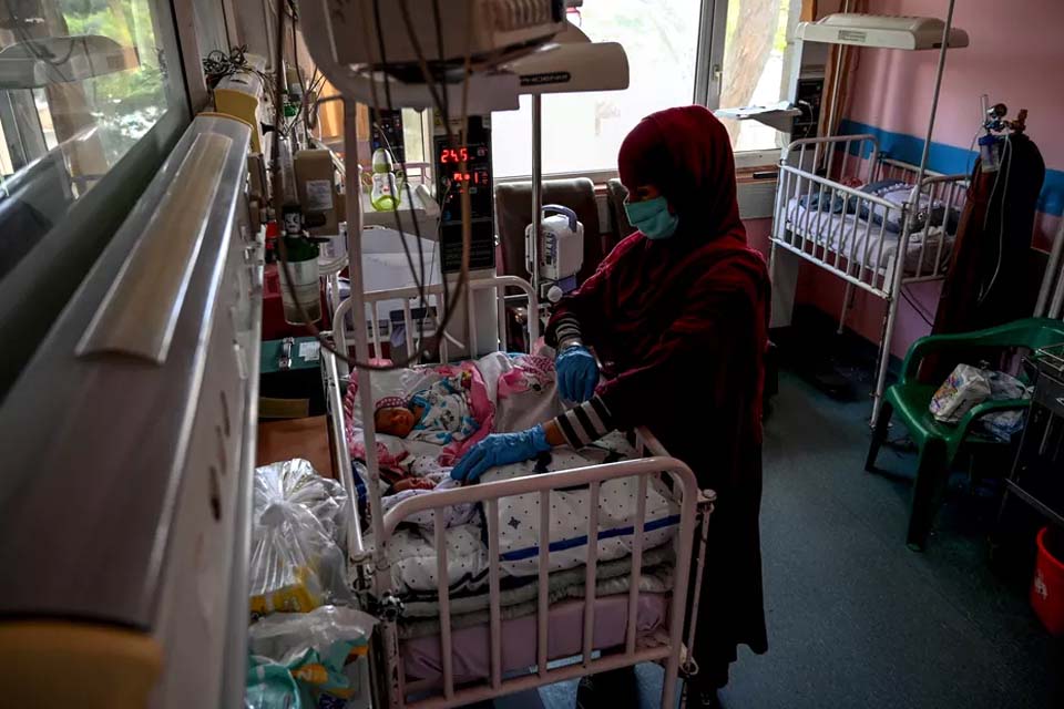 Mulher dá à luz durante ataque a maternidade no Afeganistão