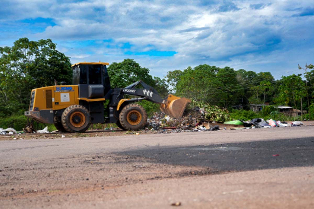 Mutirão no entorno da Feira do Produtor expõe descarte irregular de lixo