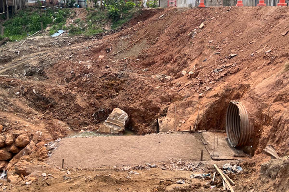 Obras avançam para recuperar trecho da Avenida Farquar afetado por erosão