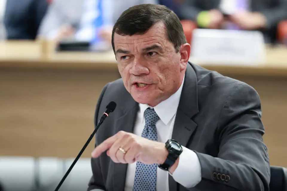 Defesa alega que ex-ministro atuou ativamente contra golpe de Estado