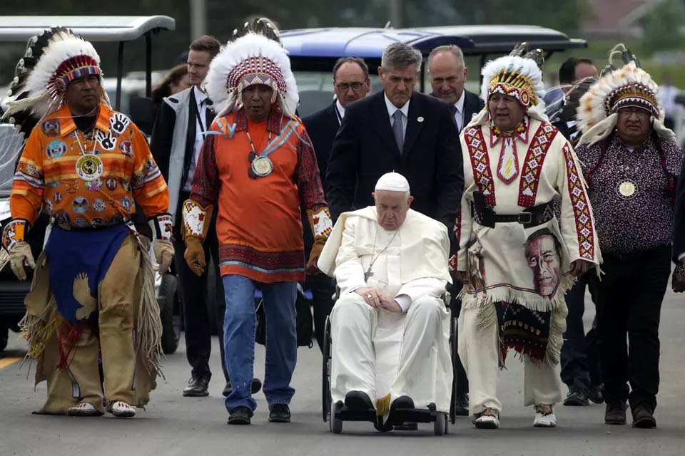 Papa Francisco pede desculpas por ações da Igreja contra a população indígena no Canadá