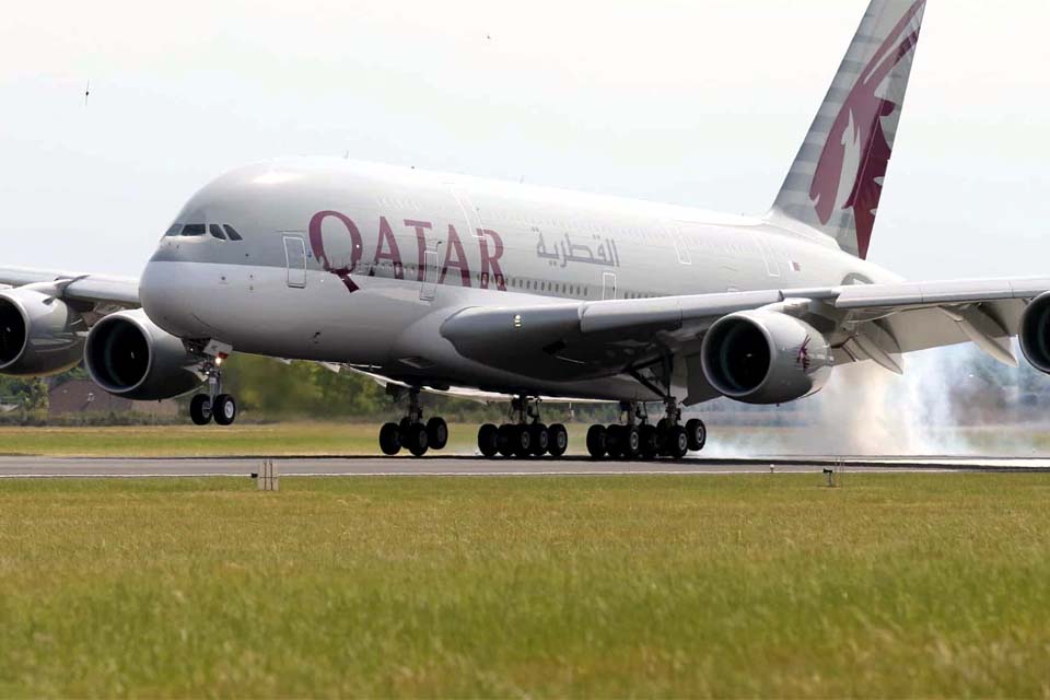 Mulher dá à luz em pleno voo num avião da Qatar Airways