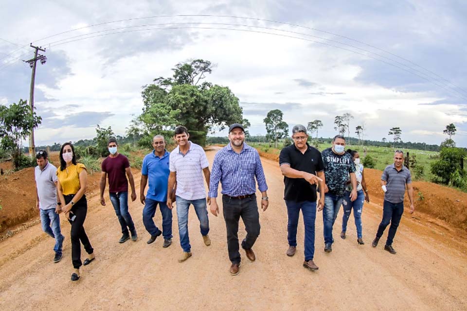 Presidente da ALE-RO, deputado estadual Alex Redano vistoria obras de patrolamento na Linha 110, em Alto Paraíso