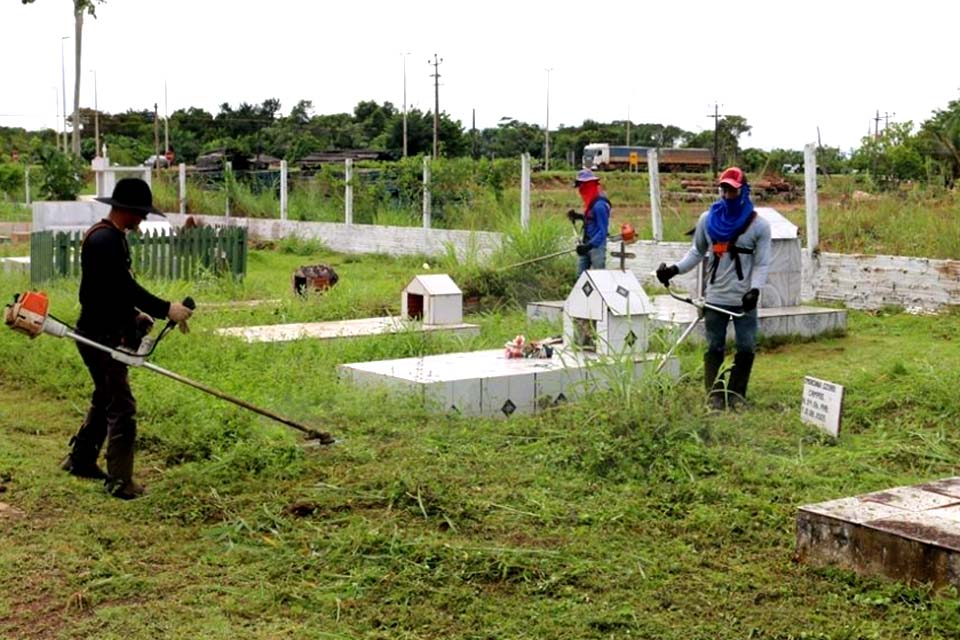 Prefeitura realiza serviço de limpeza de Cemitério da Paz
