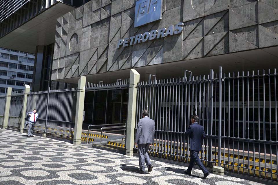 Petrobras reduzirá investimentos, produção e gastos com RH