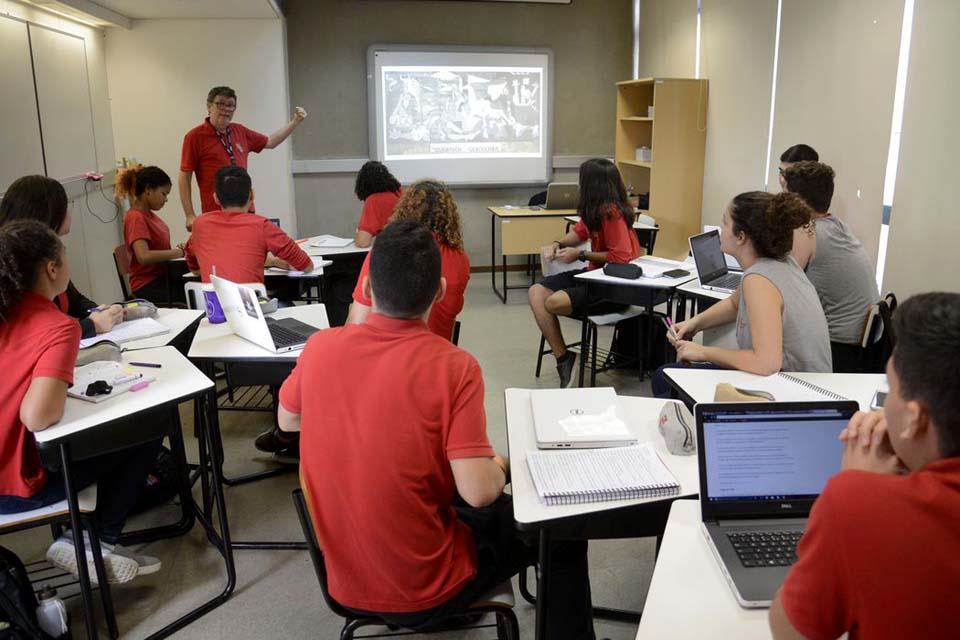 Especialistas pedem revogação do novo ensino médio