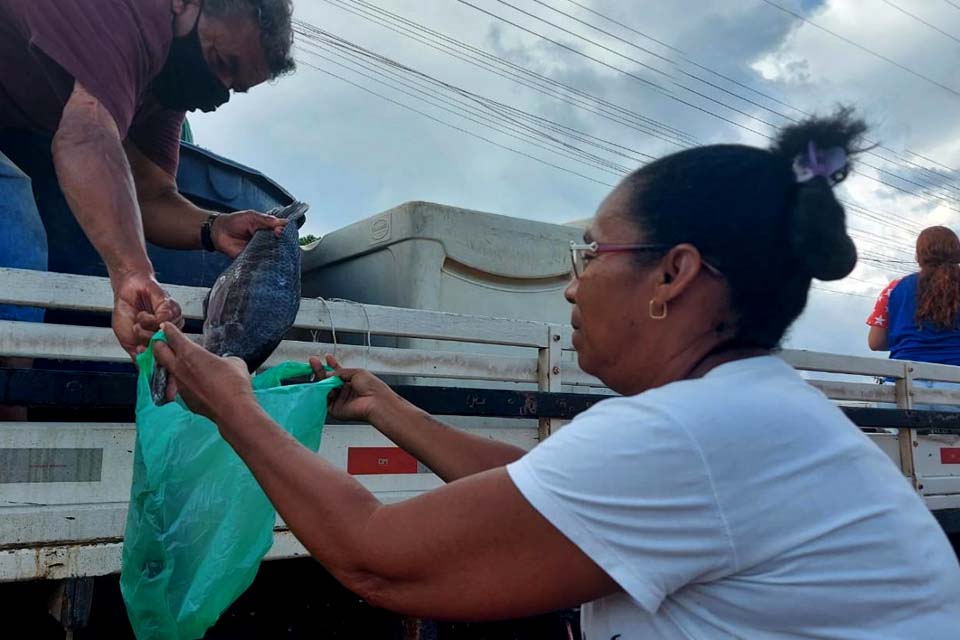Secretaria de Agricultura realiza entrega de peixes para famílias no Setor 12