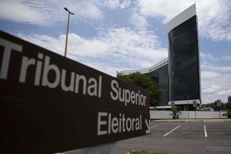 TSE aprova projetos de novas urnas, mas concorrentes recorrem