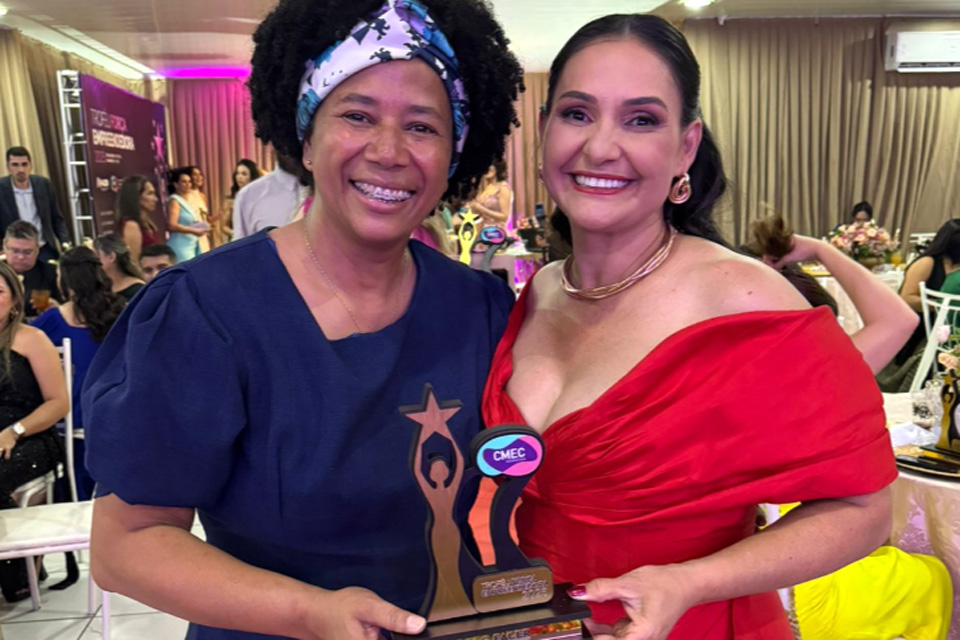 Deputada Sílvia Cristina recebe o Troféu Força Empreendedora, entregue pela CMEC/RO