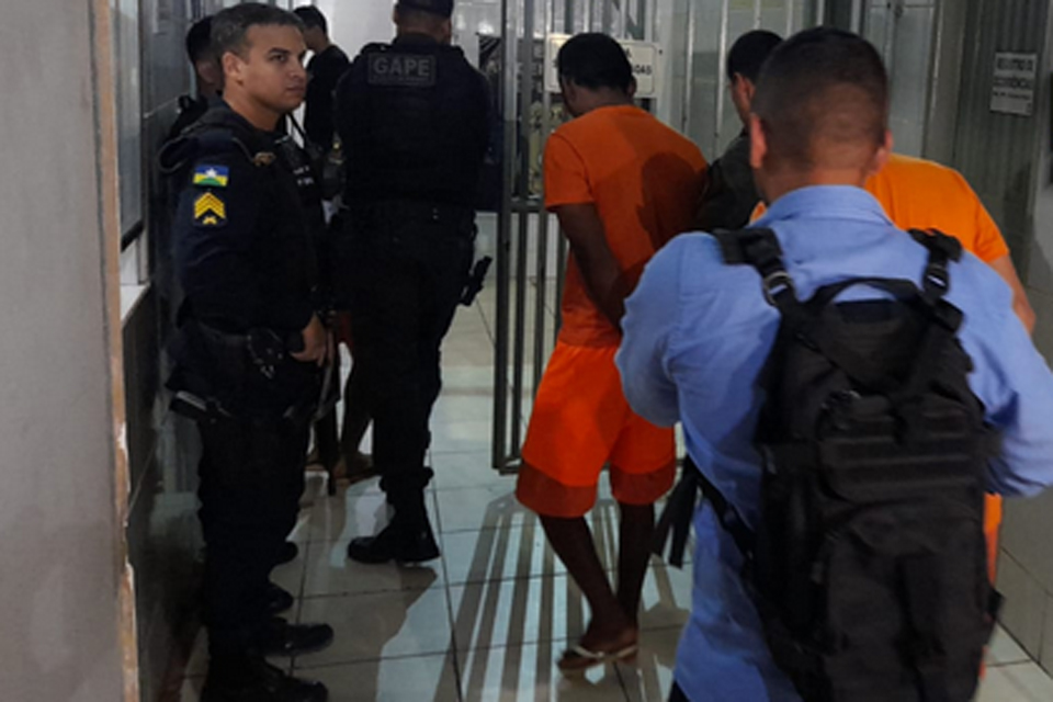 Apenados são flagrados recebendo drogas em marmitas