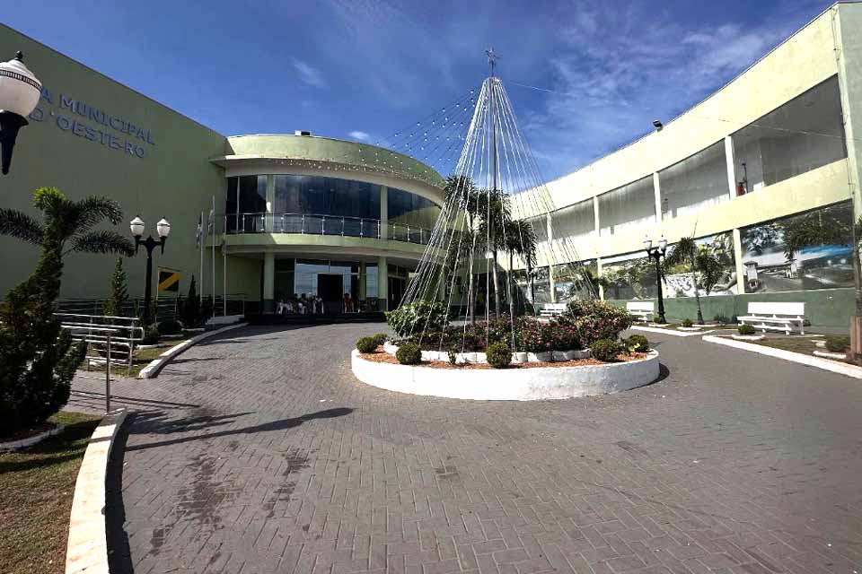 Preparativos de Natal ganham força na Prefeitura e na Praça Nilo Balbinote