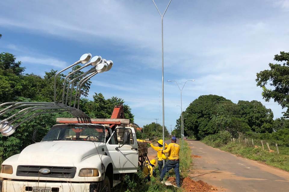 Prefeitura dá início à iluminação de 825 metros, entre o trecho de da rua da Paz até a UNIR