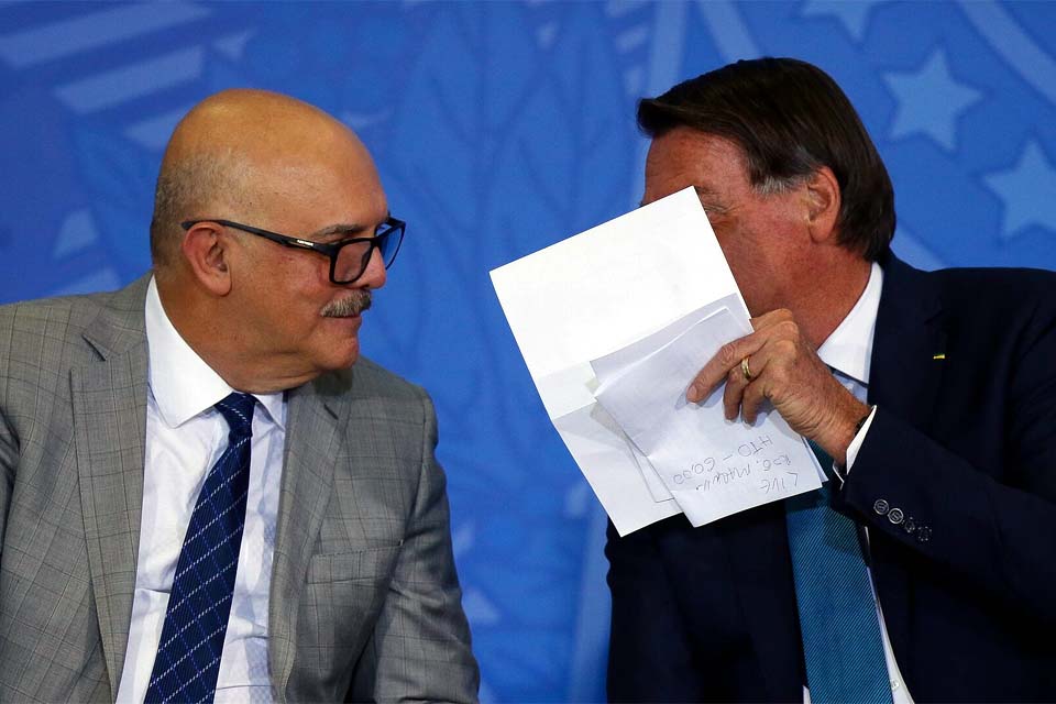 Cármen Lúcia envia para PGR indícios de interferência de Bolsonaro nas investigações do MEC