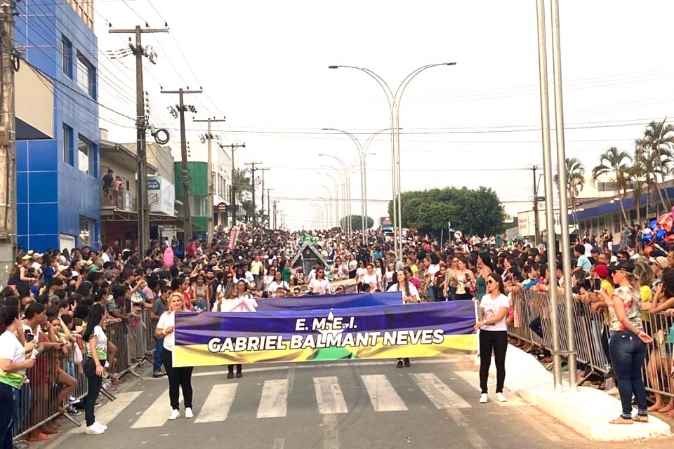 Desfile de 7 de Setembro reúne grande numero de participantes e espectadores
