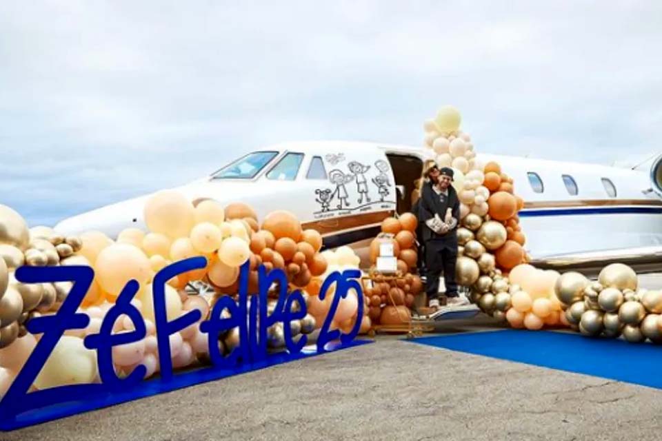 Zé Felipe ganha avião de presente de aniversário de Virginia: 'Ganhei da minha gata'