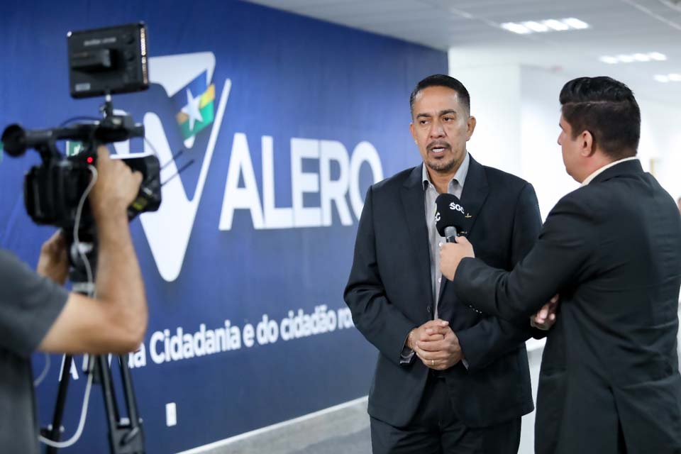 Eyder Brasil homenageia cerca de 400 jornalistas com voto de louvor