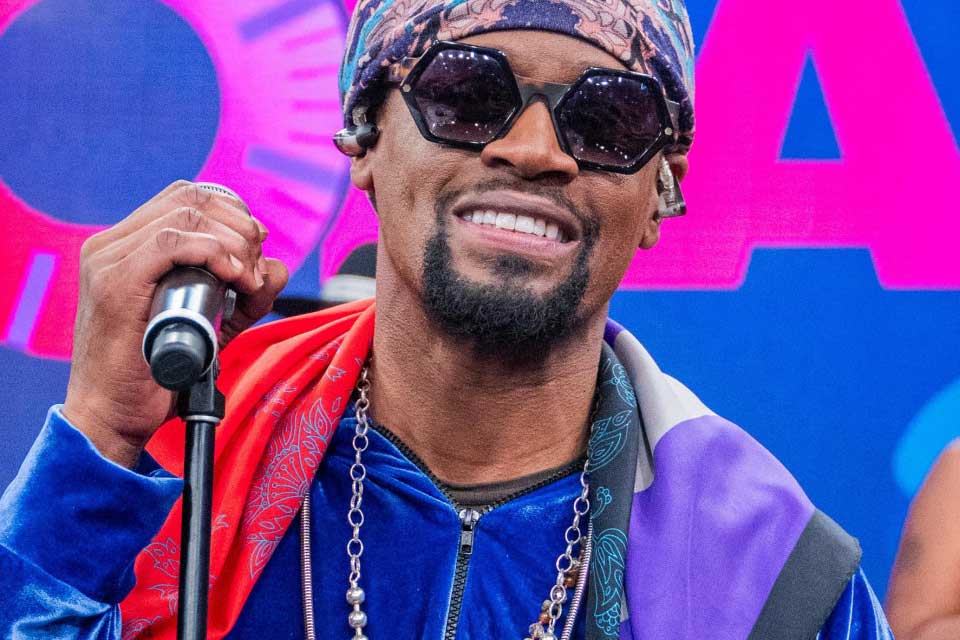 Toni Garrido muda letra de música famosa e diz que versão original era “machista”